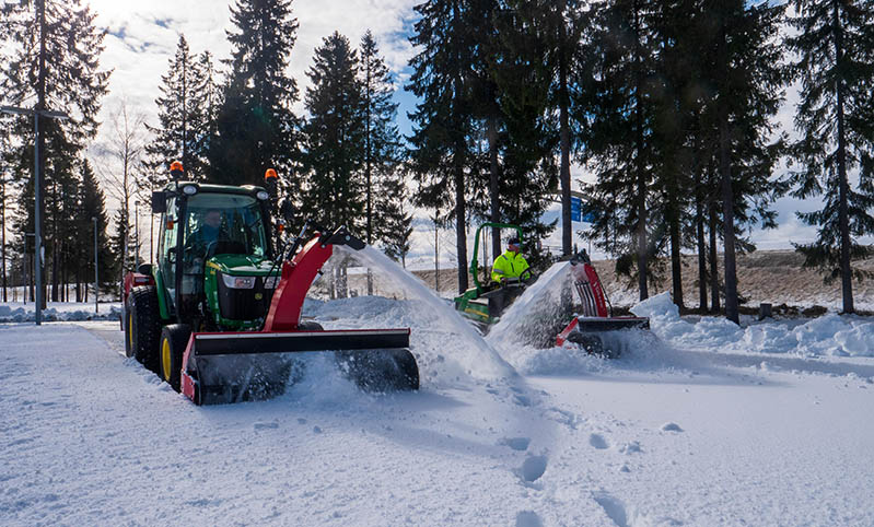 Maskiner fra John Deere og br&oslash;yteredskaper fra Tokvam er en optimal kombinasjon 