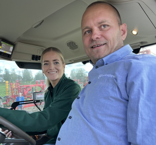 To personer i en traktor