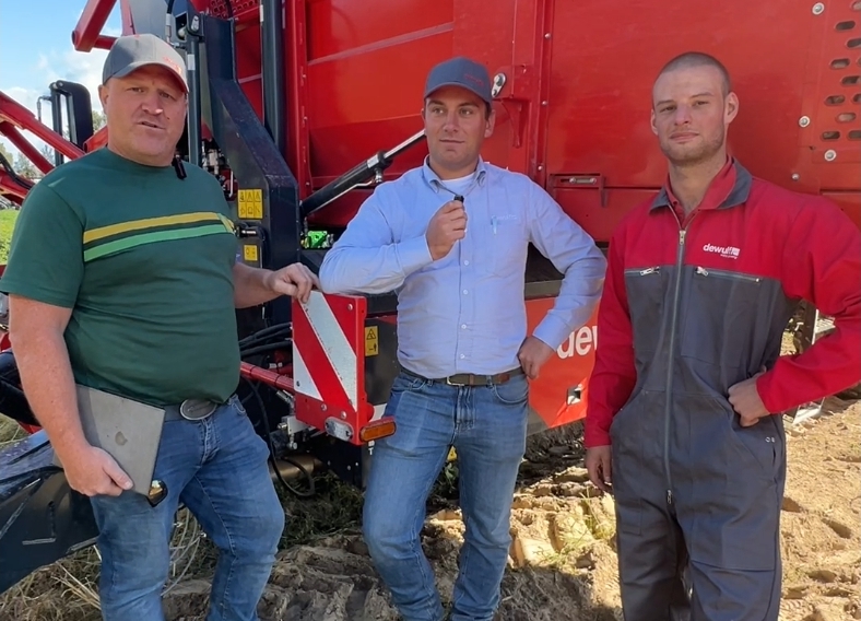 Tre mekanikere foran en maskin