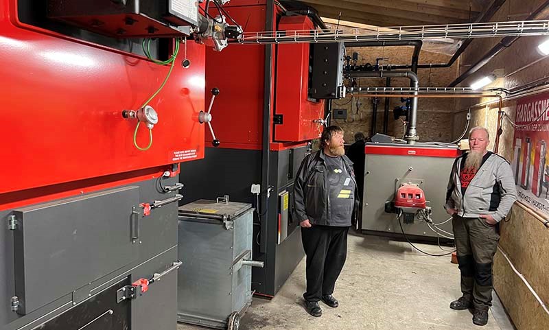 To karer foran to pelletsfyrer på 500 kW.