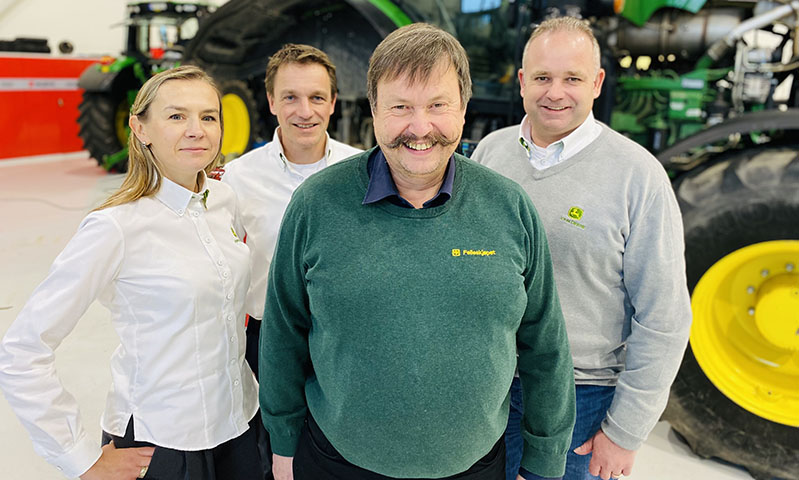 BEFESTER POSISJONEN: Helge Malum er Sjef Teknisk i Felleskj&oslash;pet Agri, og har jevnlige oppf&oslash;lgingsm&oslash;ter med John Deere. Her fra m&oslash;tet i begynnelsen av desember sammen med prosjektmanager Iwona Zoldak-Stryjska, Jan Wouter van Lonkhuyzen, Territory Customer Support Manager, og training manager Stefan Schneider i John Deere.