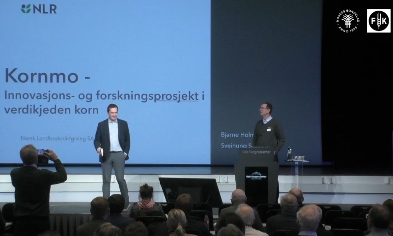 Kornkonferansen 2024 med Bjarne Holm og Sveinung Slyngstad på scenen