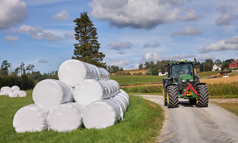 Stadig flere rundballer med gjenvunnet plast