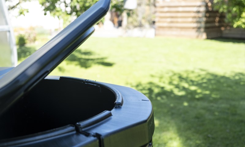 kompostbinge med åpent lokk