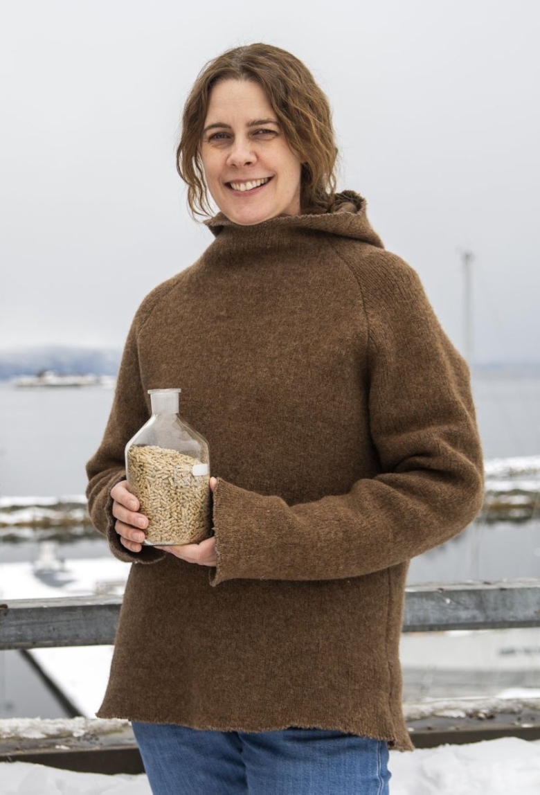 Forsker med flaske pellets