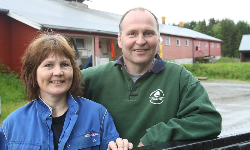 Glade verdensmestre foran grisehuset