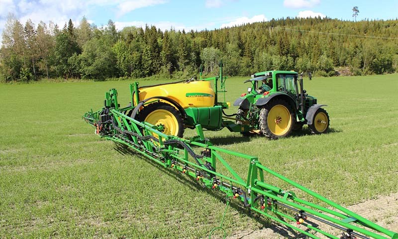 Sprøyte åker med plantevernmidler fra Felleskjøpet