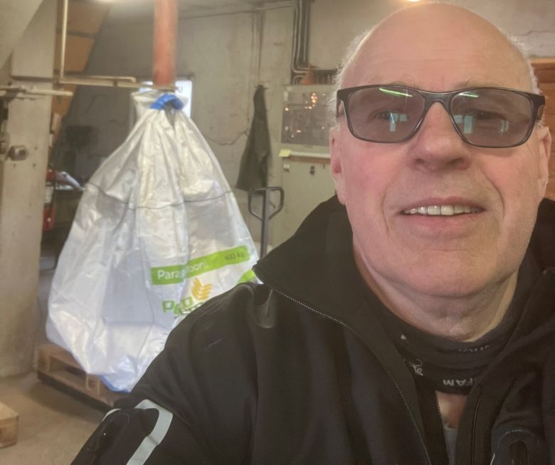 Ivar Hoff med storsekk i bakgrunnen