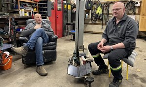 Fornøyd med å få verkstedet på besøk