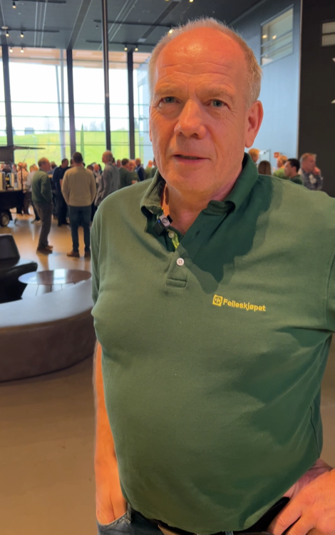 Mann i grønn skjorte