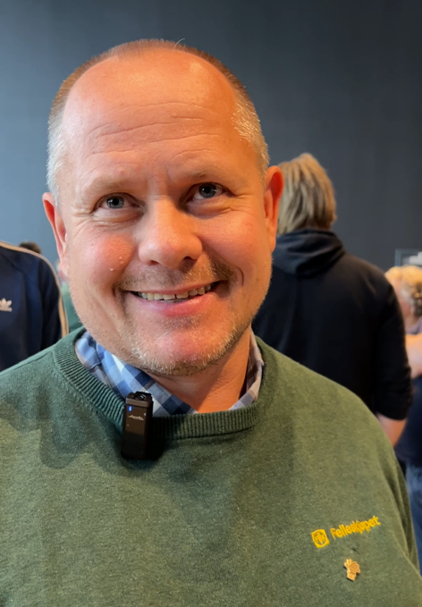 Blid mann med grønn genser