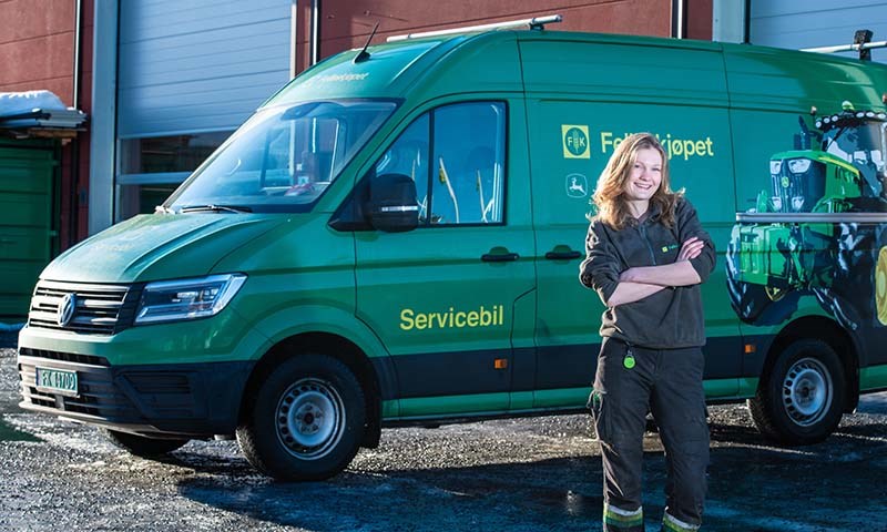 FØRST: Jenny Pettersen blir trolig Norges første jente som John Deere-sertifisert mekaniker.