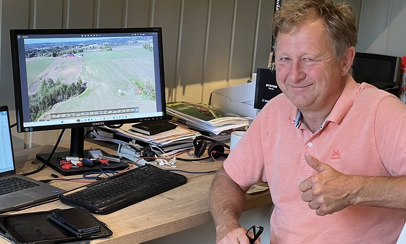 Mann med tommel opp foran PC