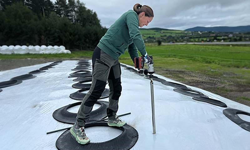 For å sikre en representativ prøve anbefales det å bruke bor ved uttak. Våre salgs og fagkonsulenter har både kunnskap og utstyr for å ta ut prøver. 