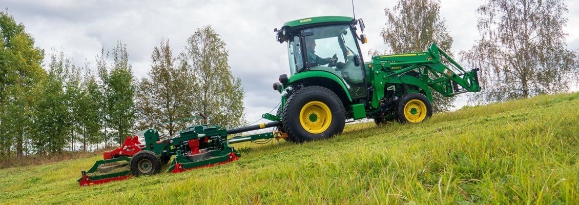 John Deere 4066R med frontlaster og klippeaggregat for parker og idrettsanlegg