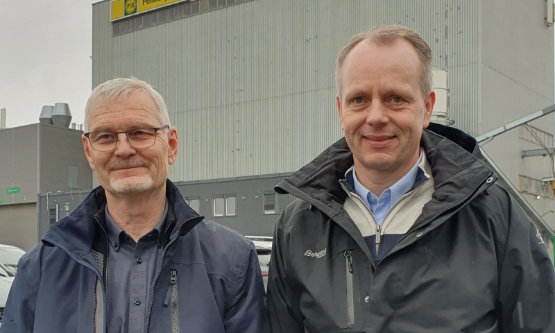 To karer foran Felleskjøpet på Holstad