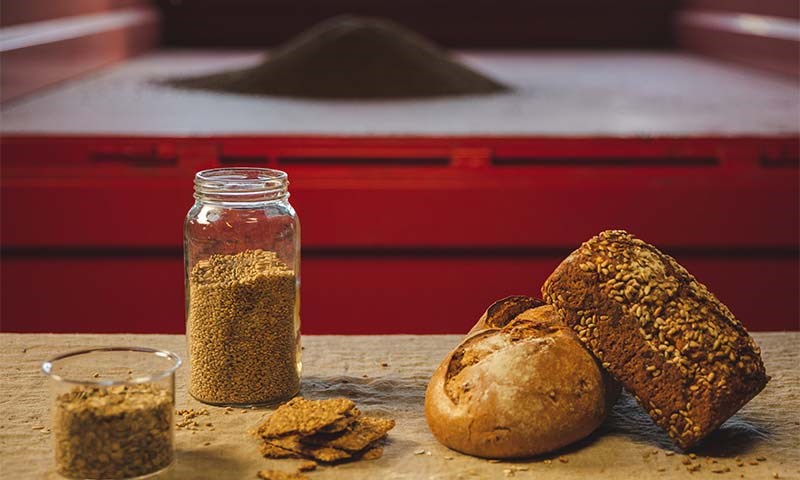 Brød og korn på bord