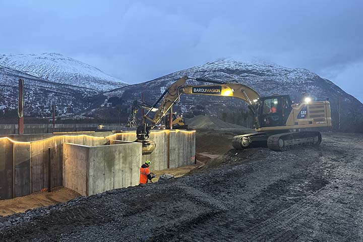 720x480 harald bjørnsen bygger fjøs.jpg