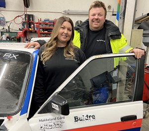 Sauebønder mekker bil og venter på boller i ovnen