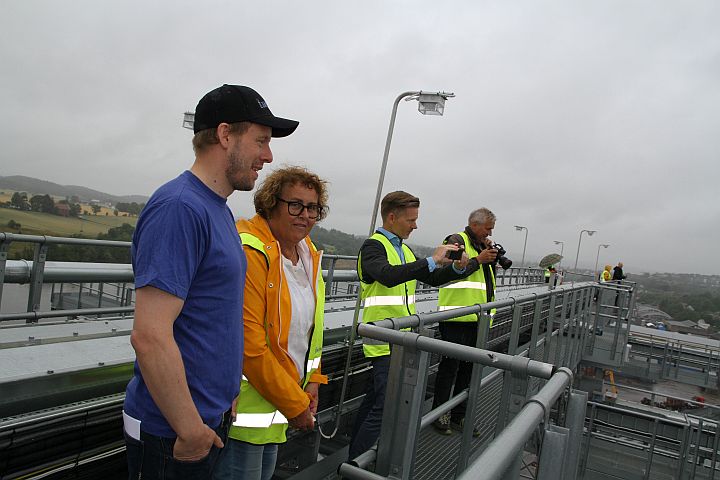 Magnus Talberg og Olaug Bollestad p&aring; toppen av det nye kornmottaket til &Oslash;stfoldkorn