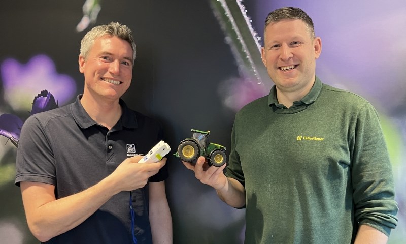 To karer med en N-tester og en  liten John Deere