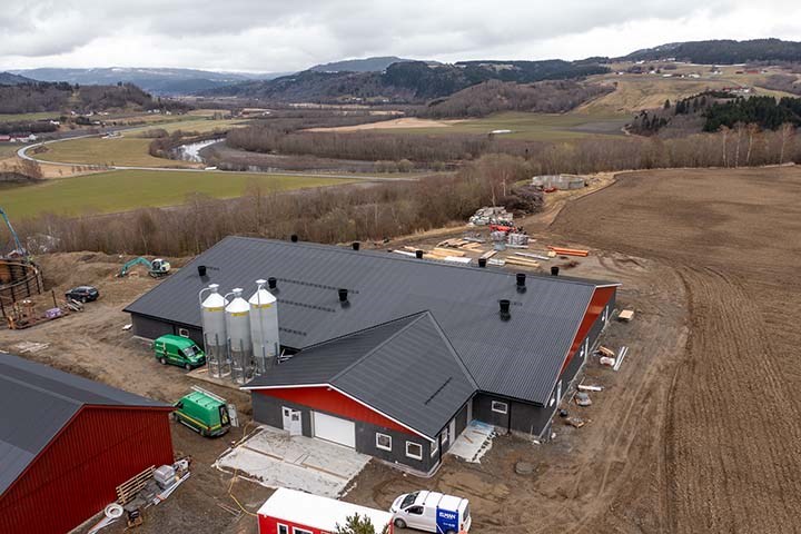 Grisefjøs med kraftfôrsiloer i Verdal fotografert ovenfra.