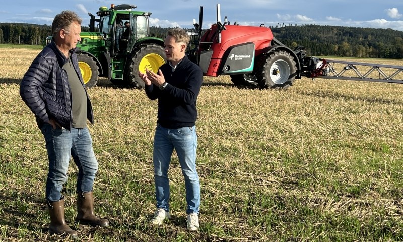 To karer foran en traktor med tilhengersprøyte