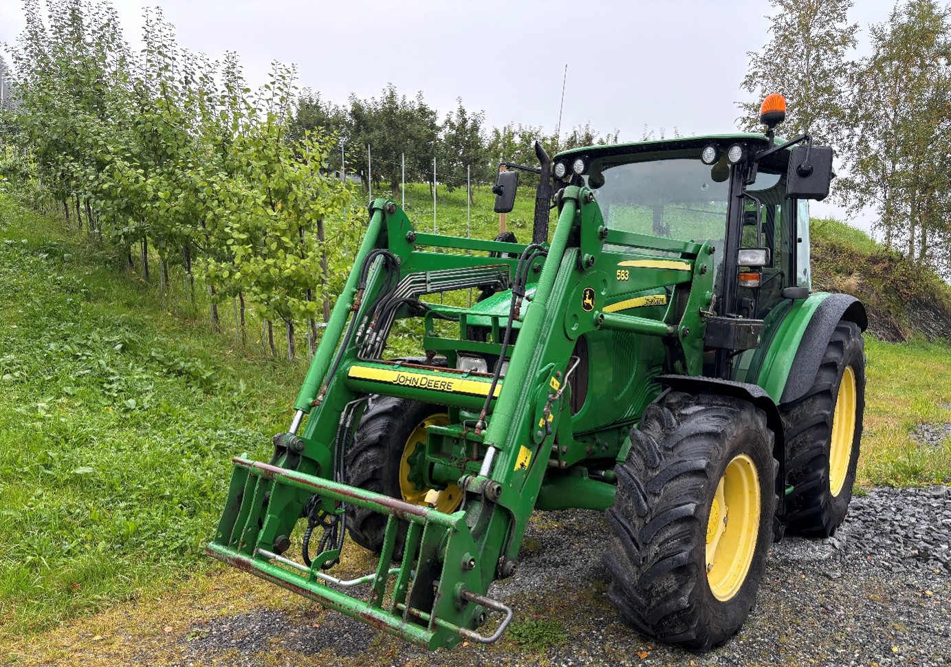 John Deere i eplehage