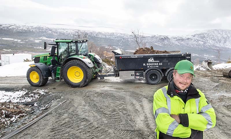 Harald Rogstad foran John Deere traktor