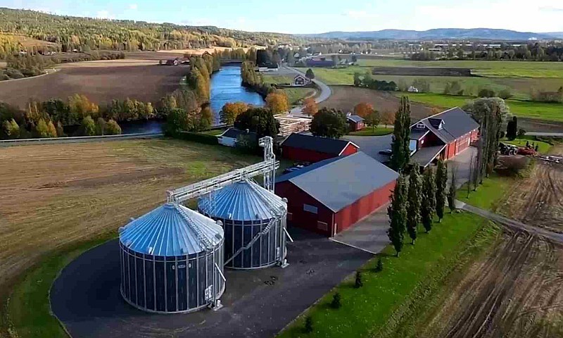 Korntørke hos John Henrik Gjørven på Skarnes.
