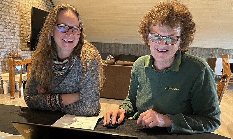 To persjoner foran en dataskjerm