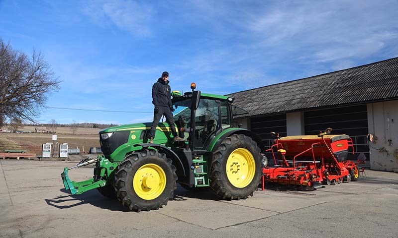 Klar for våronna på Hoel gård ved Mjøsa