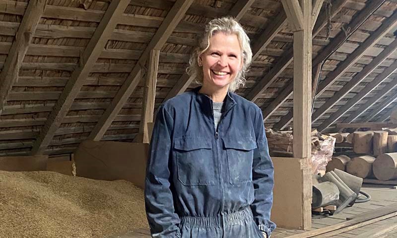 Såkorndyrker Cathrine Tubaas Glende er fornøyd med avllinga.