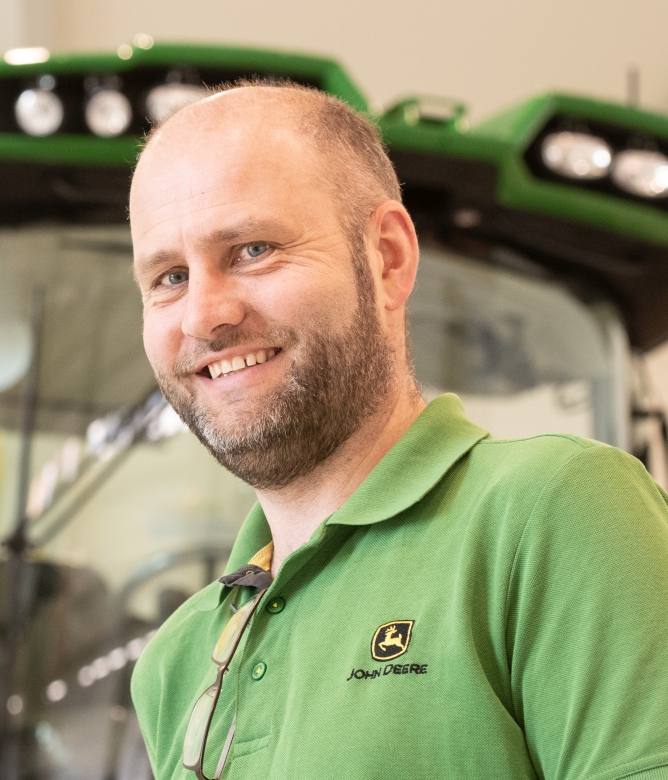 Blid mann med gr&oslash;nn skjorte