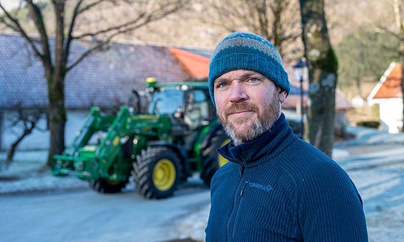 Første John Deere 5M til historisk vestlandsgard