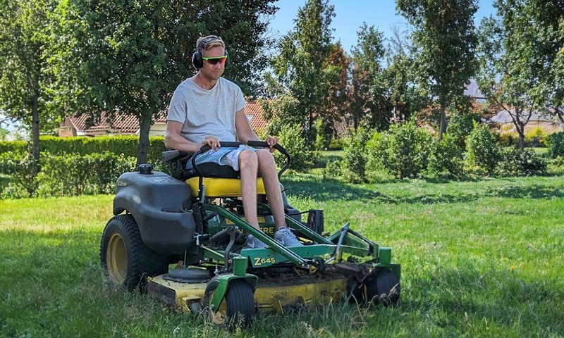 Lars Ivar Eilerås  på John Deere gressklipper