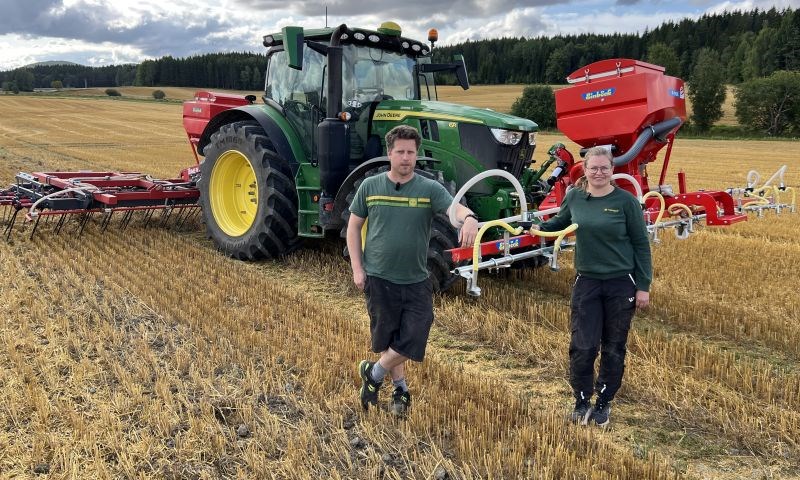 To personer foran traktor med to såmaskiner