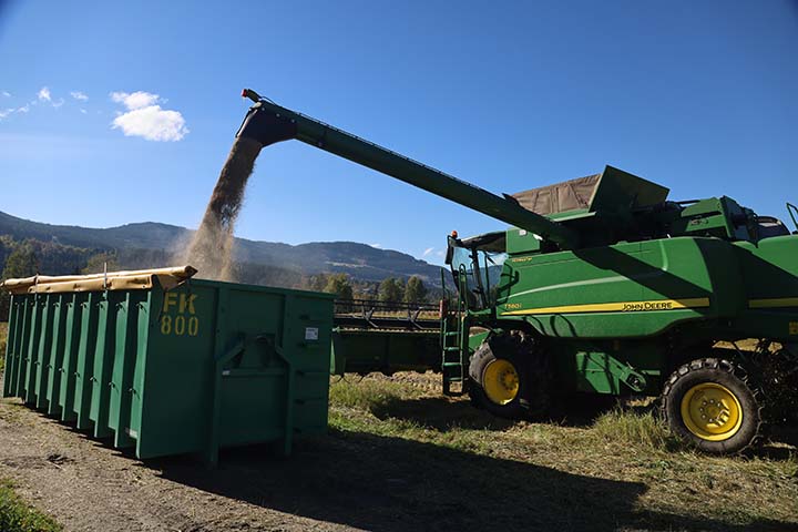 720x480 JD tresker 2.jpg