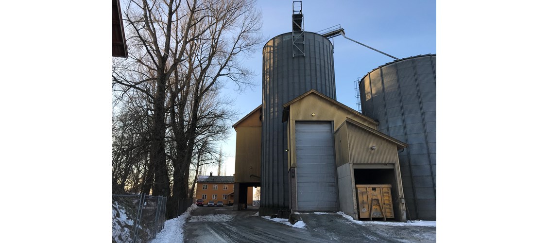 Bilde av silo og inngangsparti