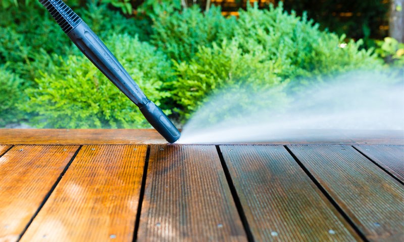 Høyttrykkspyler på terrassebord