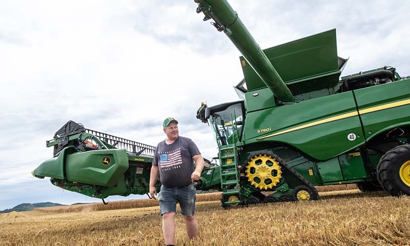 Sigbjørn Aurland med sin nye John Deere S790i rotortresker