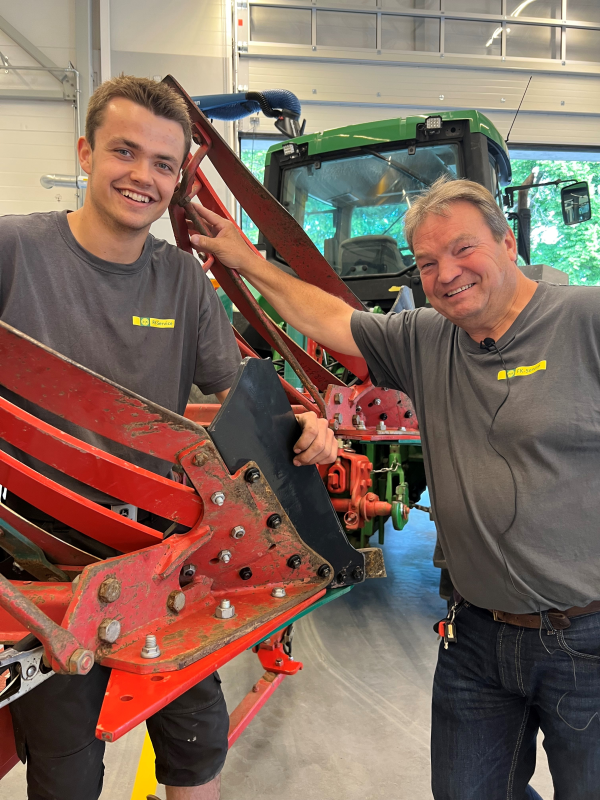L&aelig;rling og verkstedleder over en plog