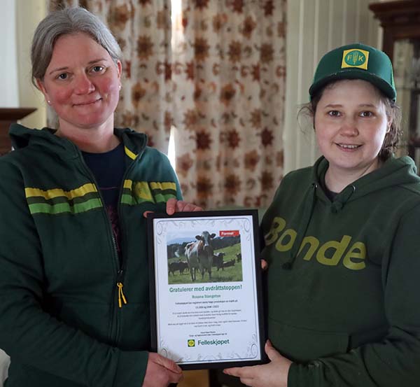 600x553 Roxana Stangebye får diplom.jpg