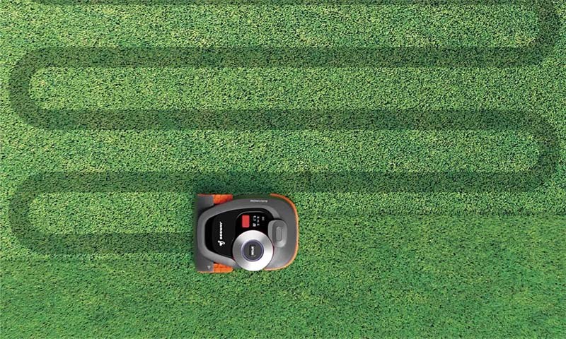 Robotgressklipper som kjører over plen