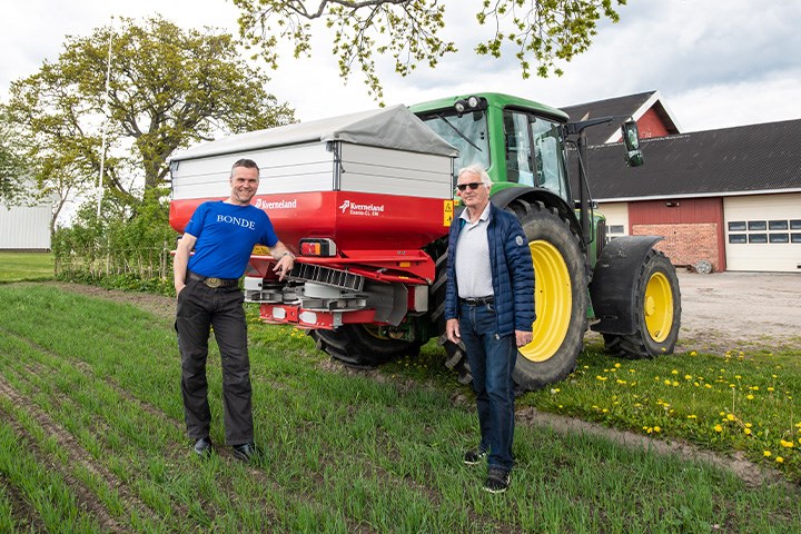 Knut Espen Hystad og Harald Karlsen-Moum foran traktor