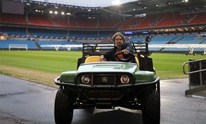 Landslagets underlag: John Deere i drift på Ullevaal stadion