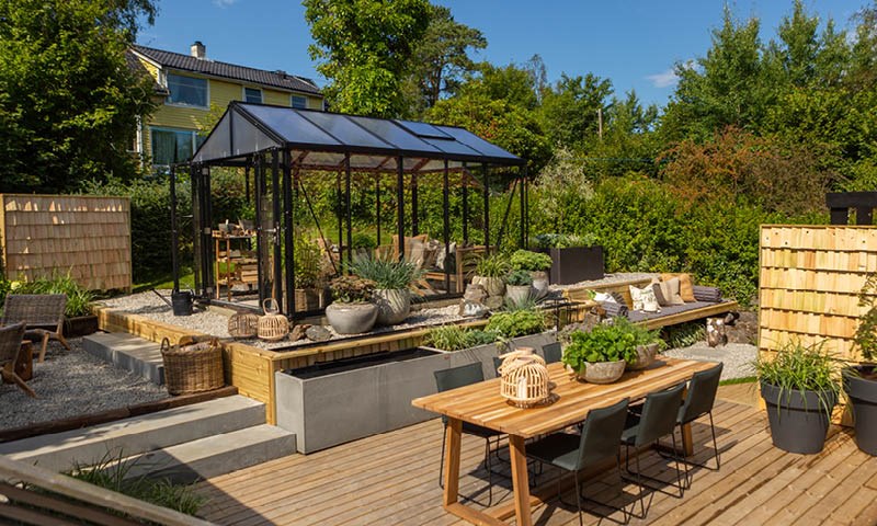 Oppusset hage med drivhus 