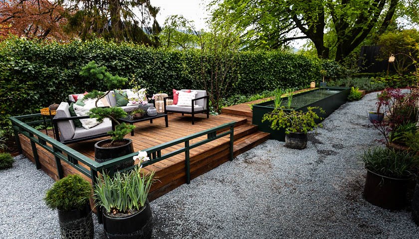 Sitteplass på platting og gangbru ved koidam