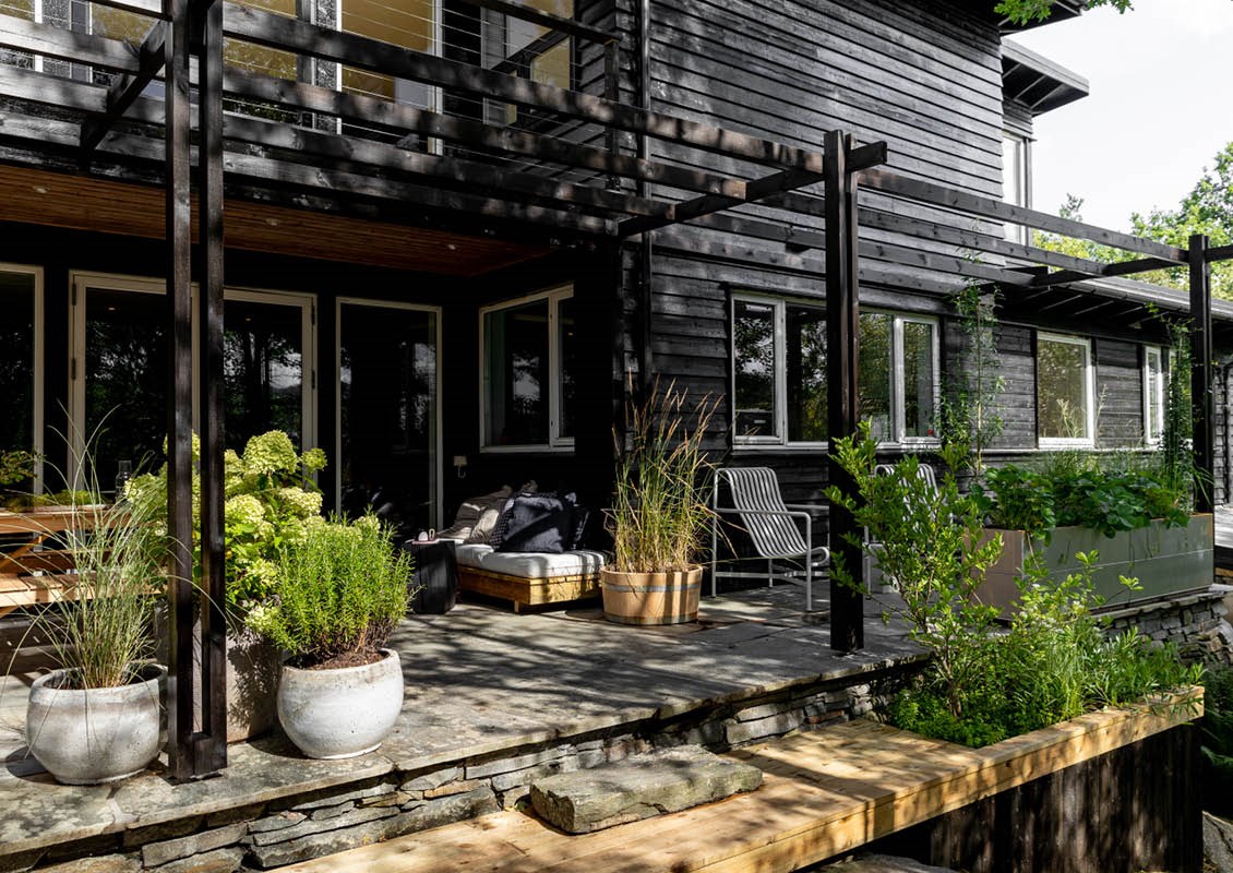 Etterbilde av hagen, jordnært og japanskpreget