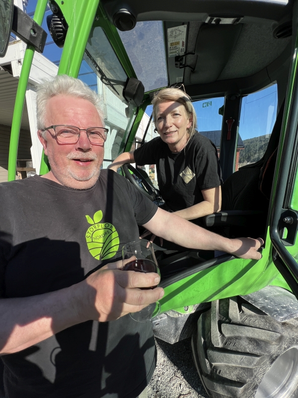 Avantb&oslash;nder med alkoholfri bringeb&aelig;rbrus i glasset.